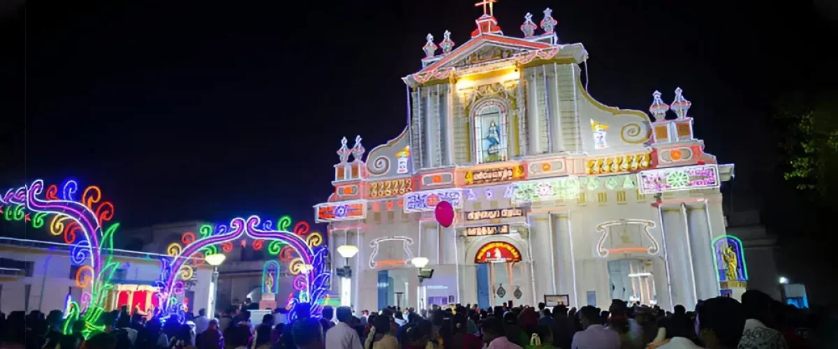 Pondicherry’s colonial ambience adds a unique charm to Christmas Celebrations near you, with gothic churches, illuminated streets, and cozy cafes serving festive treats.